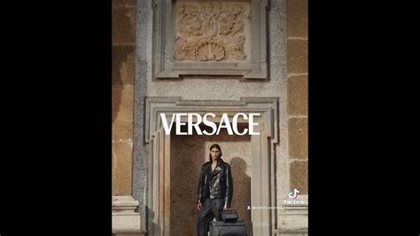 men versace medusa 4337|why did Versace choose medusa.